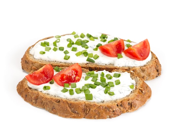 흰색 배경에 분리된 크림 치즈와 토마토를 넣은 샌드위치