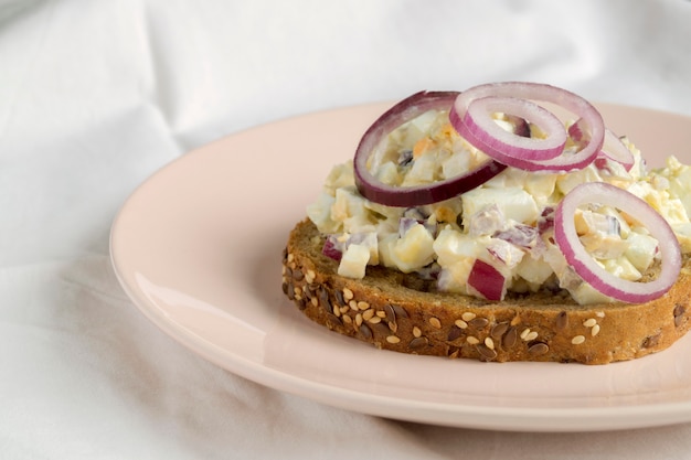 Photo sandwich with egg salad on wholegrain bread. close up