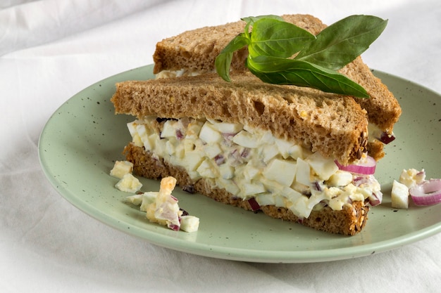 Foto panino con insalata di uova su pane integrale. avvicinamento