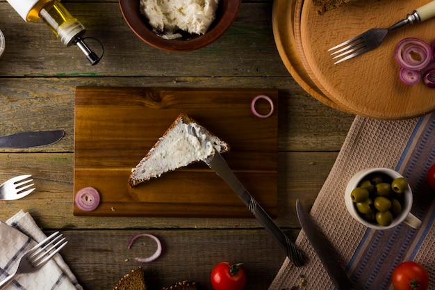 Foto un panino con pesce e verdure in close-up