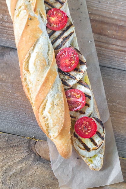 Sandwich with grilled aubergines and cherry tomatoes