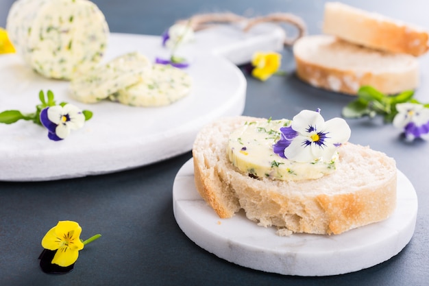 ハーブと食用の花のバターサンドイッチ