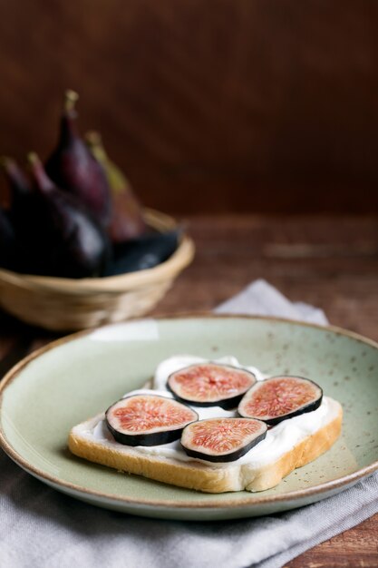 Foto panino con mascarpone e fichi sul piatto. alimenti biologici per una vita sana