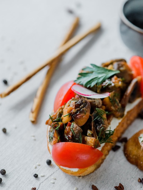 Foto panino con funghi e crema di formaggio su un primo piano fondo di legno rustico