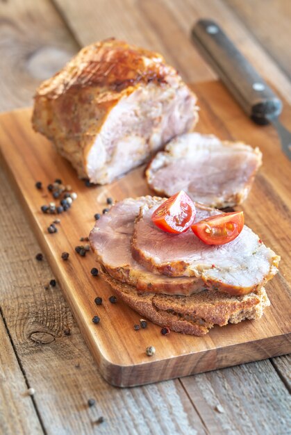 Panino con porchetta - arrosto di maiale italiano