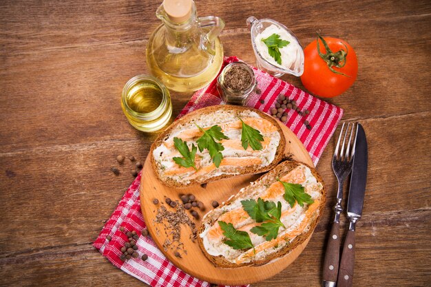 Foto panino con pesce rosso