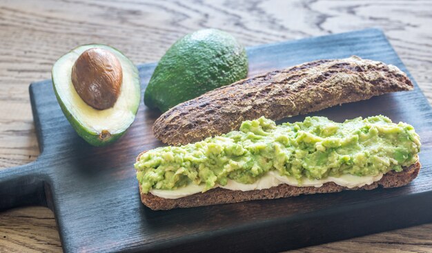 Photo sandwich with smashed avocado