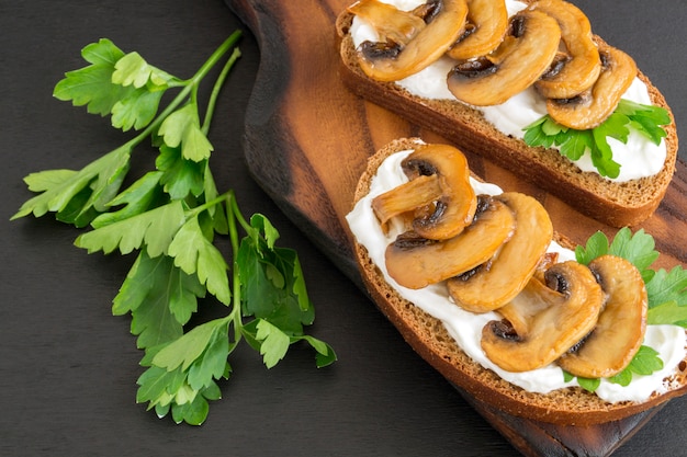 Sandwich with soft cheese and mushrooms