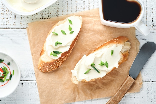 бутерброд с мягким сыром с зеленым луком и хлебом