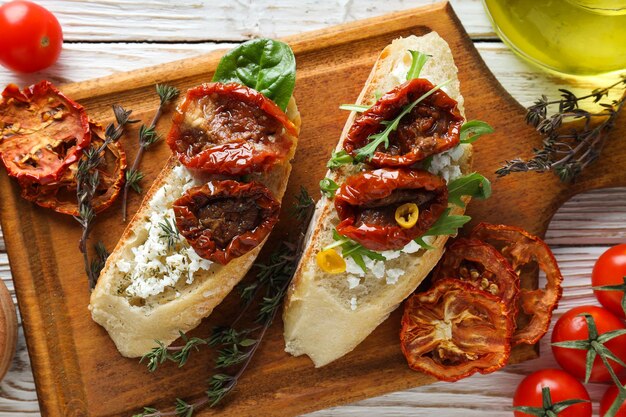 햇볕에 말린 토마토 맛있는 스낵 컨셉의 샌드위치
