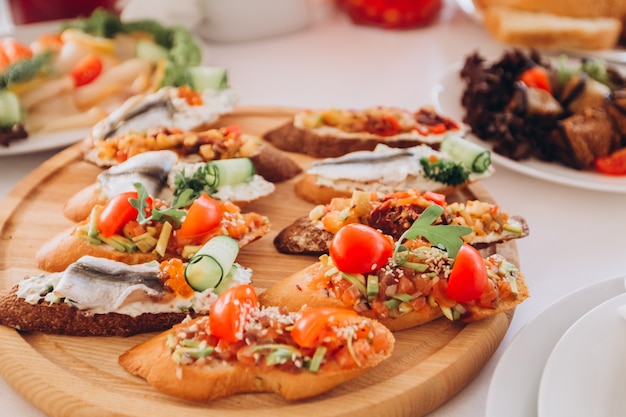 Foto panino con trota, pomodorini e lattuga. piatto di snack.