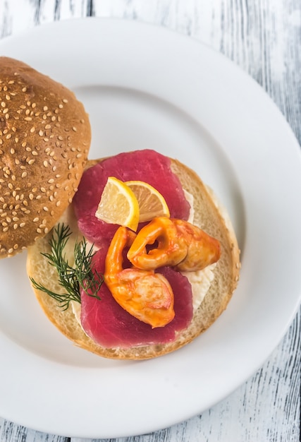 Panino con tonno, chele di granchio e mozzarella