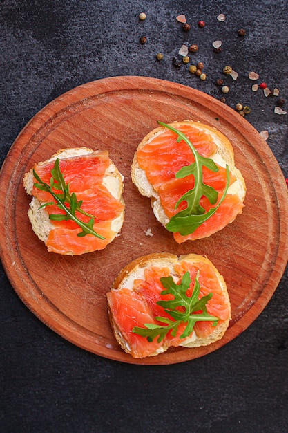 sandwich zalm smorrebrod heerlijke snack zeevruchten vis