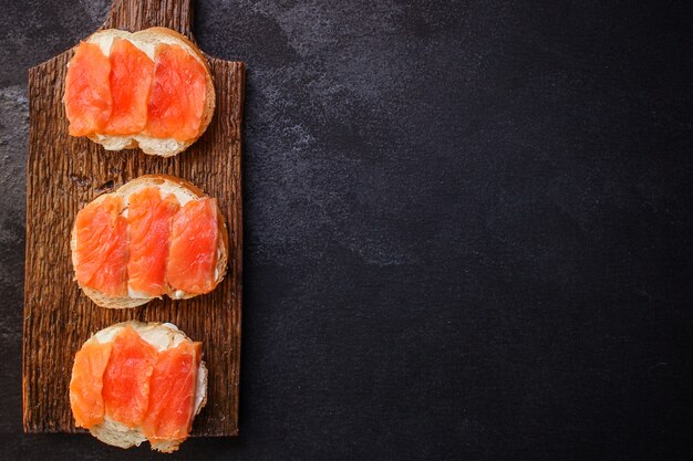 sandwich zalm smorrebrod heerlijke snack zeevruchten vis