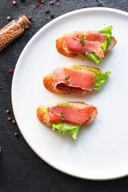 sandwich zalm vis bruschetta met zeevruchten antipasto dieet pescetarian