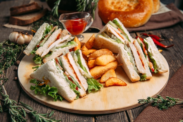 Sandwiches bezet met rustieke sausjes van rode saus