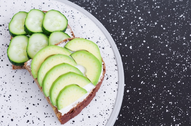 Sandwiches met avocado en komkommer op granen brood