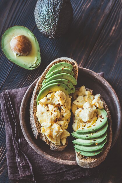 Sandwiches met avocado en roerei