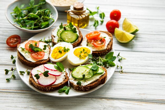 Foto sandwiches met gezonde groenten en micro-groenten