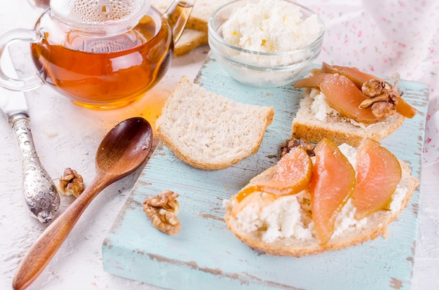 Sandwiches met kaas van Ricotta en perenbomen