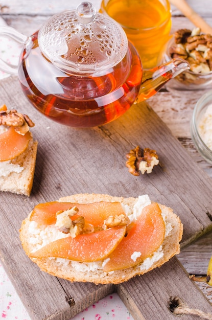 Sandwiches met kaas van Ricotta en perenbomen