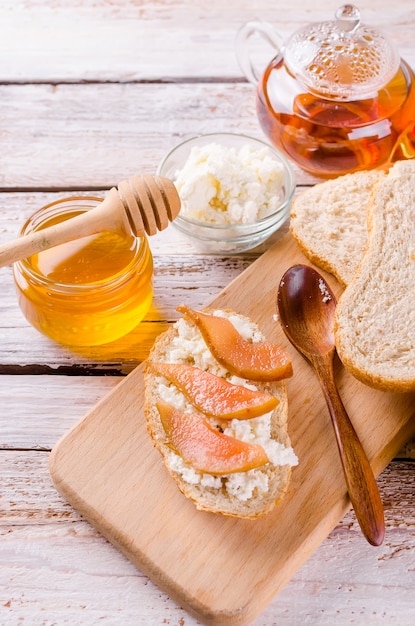 Sandwiches met kaas van Ricotta en perenbomen