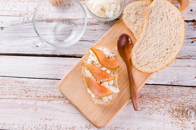 Sandwiches met kaas van Ricotta en perenbomen