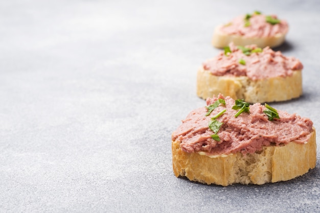 Sandwiches met kip pate en boter op de tafel.