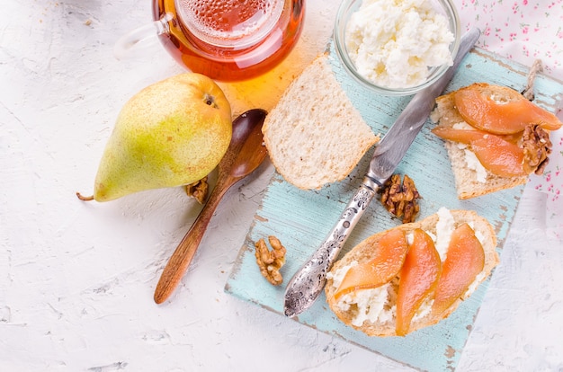 Sandwiches met Ricotta-kaas en perenjam