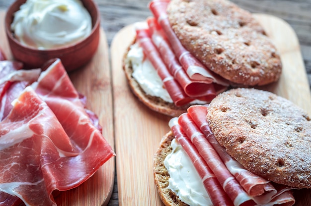 Sandwiches met roomkaas en jamon