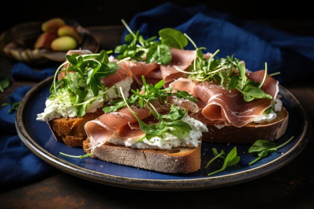 Sandwiches met roomkaas prosciutto komkommer en arugula op bord