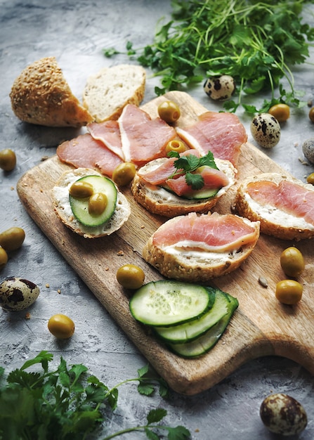 Foto sandwiches met vlees op een snijplank, voedselsamenstelling