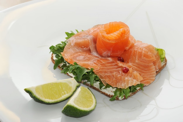 Photo sandwiches of salmon with salad leaves