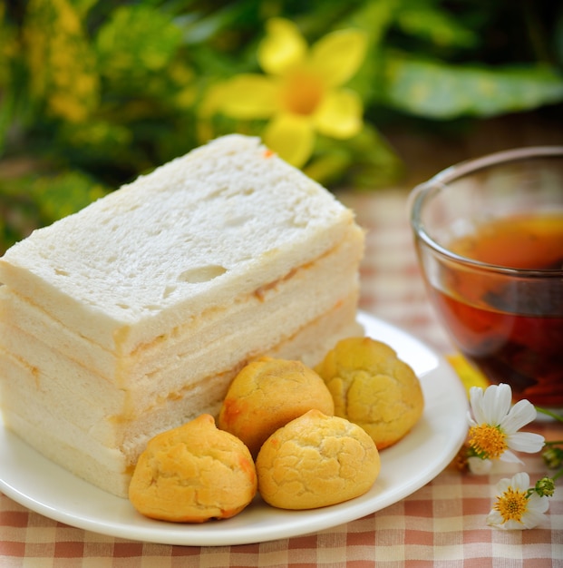 Photo sandwiches served with a cup of hot tea