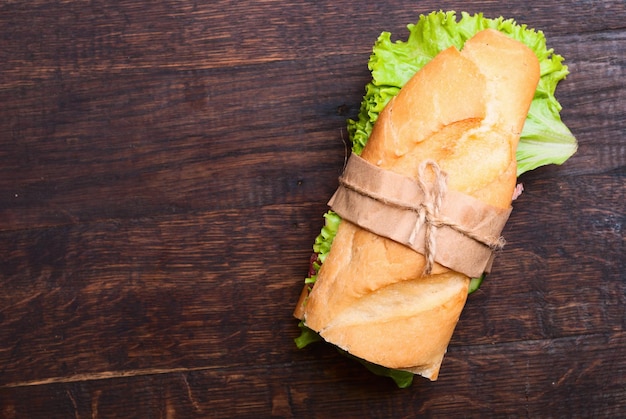 오래 된 커팅 보드에 샌드위치 칠면조 가슴살 햄 스위스와 살라미 소시지