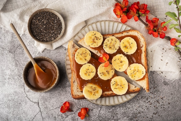 Photo sandwiches with caramel and banana