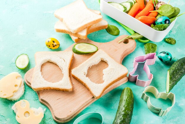 チーズと新鮮な野菜とライトブルーのテーブルのサンドイッチ