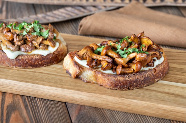 Sandwiches with cheese and fried chanterelles