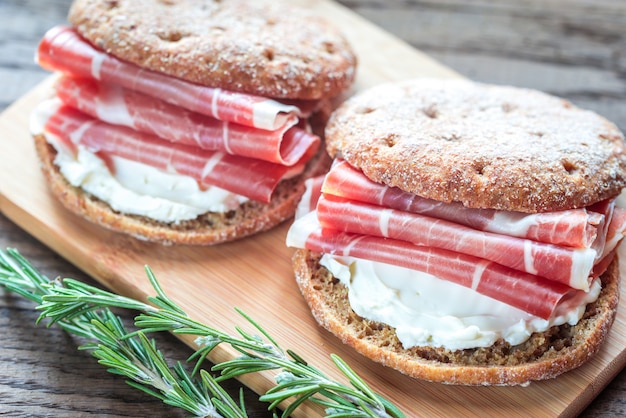 Sandwiches with cream cheese and jamon