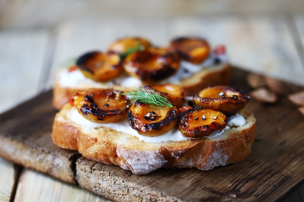 Foto panini con albicocche secche e formaggio bianco