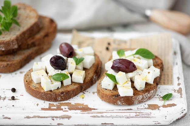 Panini con erbe di formaggio feta e olio d'oliva