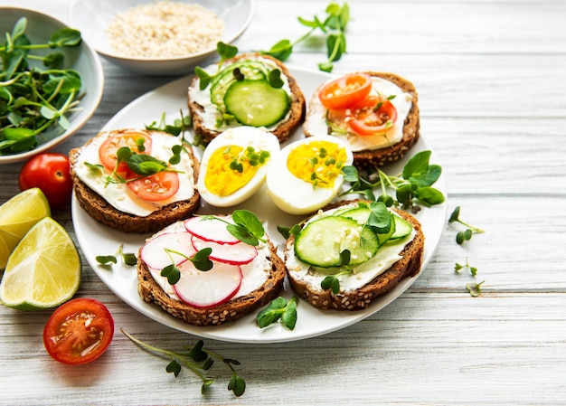 Foto sandwich con verdure sane e microverdi su un tavolo di legno