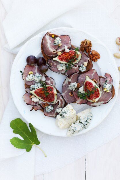 Sandwiches with pork, blue cheese