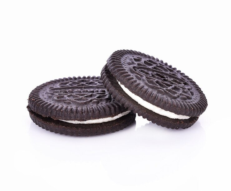 Sandwichkoekjes met room op witte achtergrond