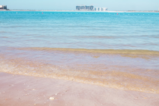 Foto spiaggia di sabbia e mare calmo paesaggio