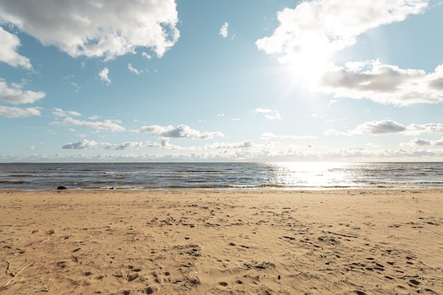 Spiaggia sabbiosa del golfo finlandese all'inizio dell'autunno.