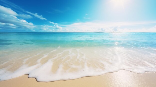 Foto spiaggia sabbiosa giorno d'estate caldo vicino al mare oceano blu onde schiumose paesaggio marino paradiso