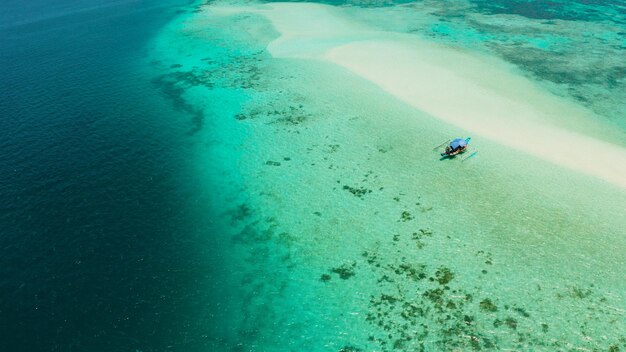 Photo sandy beach in the lagoon with turquoise water balabac palawan philippines