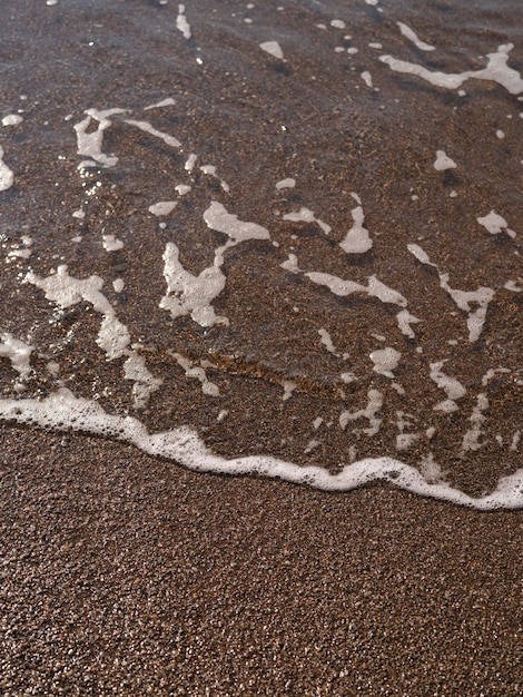 Spiaggia sabbiosa e onde del mare