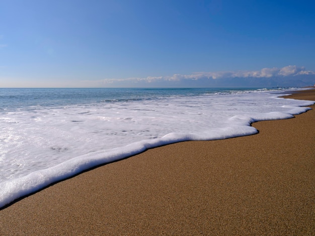 Photo sandy beach and sea waves